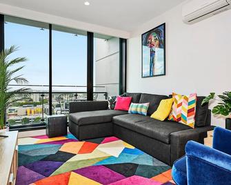 Sunny Southbank Retreat With City Views - Melbourne - Living room