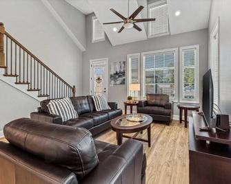 Luxury 2 Bedroom townhouse #6 - Lake Charles - Living room