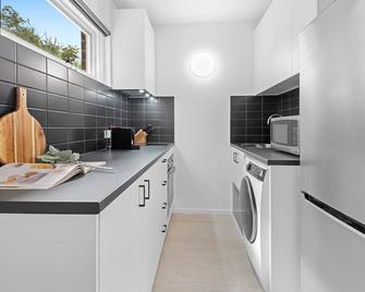 Sleek 1-Bed Apartment with Courtyard Seating - Melbourne - Cuina