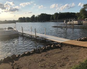 Lakefront home on Little Barbee that sleeps 6 - Warsaw - Plaża