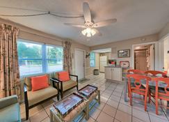 Beachtrail Lodging - Clearwater Beach - Living room