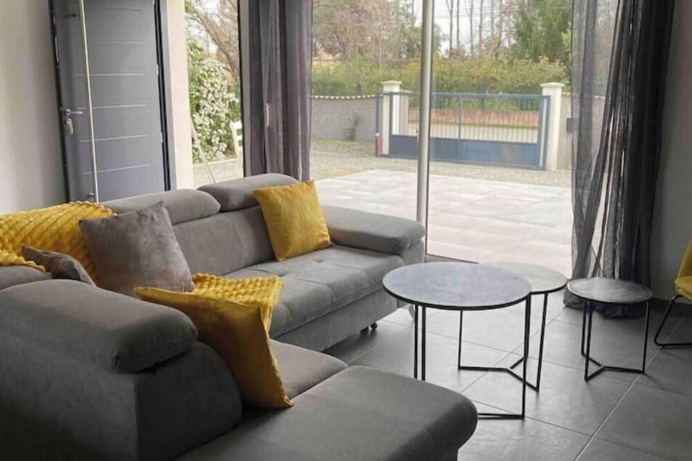 Suite spacieuse avec accès piscine - Ghisonaccia - Living room