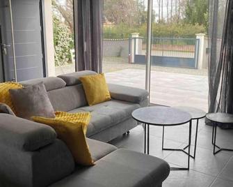 Suite Spacieuse Avec Acces Piscine - Ghisonaccia - Huiskamer