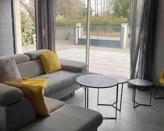 Suite spacieuse avec accès piscine - Ghisonaccia - Living room