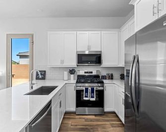 Quiet Quarter in Laveen Village - Phoenix - Kitchen
