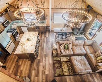 New Remodel! Cabin with Rocky Mountain Views! Venture Out, Relax in the Hot Tub! - Idaho Springs - Living room