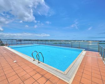 Spacious 3-bedroom water front apartment in serene Marine Drive Ernakulam Kerala - Ernakulam - Pool