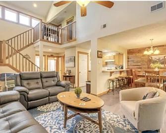 Camelback Cozy House 3 mins to ski lift - Tannersville - Living room