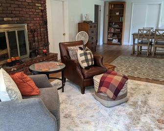 Spacious 1 Bedroom Apartment in Lexington MA, Surrounded by Nature Trails - Bedford - Living room