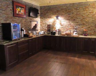 St. Charles Hotel - Hudson - Рецепція