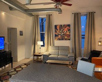 Chic Historic Loft Apartment in Downtown Kittanning - Kittanning - Sala de estar