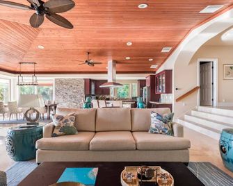 4 BDRs with their own baths! Modern decor! Privacy! Best Ocean View in the Hood! - Kahaluu-Keauhou - Living room