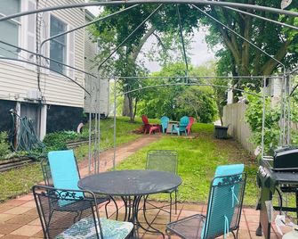 5 beds & 1800 sq ft place full of charm & history - Port Huron - Patio