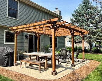 Cozy Batavia Residence on Prairie Path with Grand Garden - Batavia - Patio