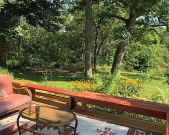 Secluded Driftless Area Getaway on 30 Wooded Acres - Dodgeville - Patio