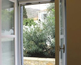 Studio Annezo - Hydra