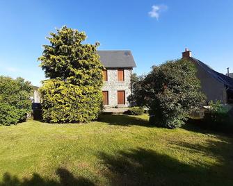 Old village school - Saint-Sauves-d'Auvergne - Edificio