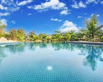 Elivaas Urvi Suites, Bengaluru - Bidadi - Pool
