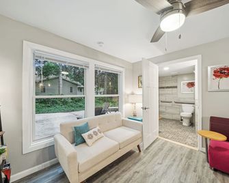 Daffodil House - Large 6 Bedroom Accessible Rental - Stillwater - Living room