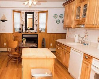 Victorian Beachside Apartment - Beach Haven - Kuchnia