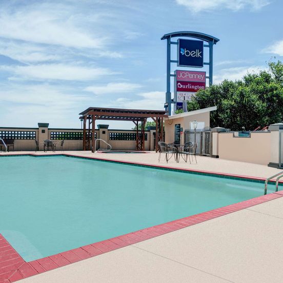 La Quinta Inn & Suites by Wyndham Weatherford image 1