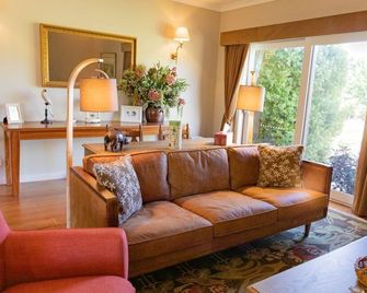 The Farmstead - Family Accommodation - Dixons Creek - Living room