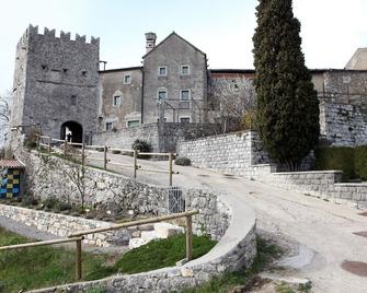 Studio Apartment in Reconstructed Fortress - Štanjel - Edificio