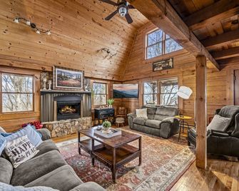 Superhost - Hot Tub - Mountain Views - Waynesville - Living room