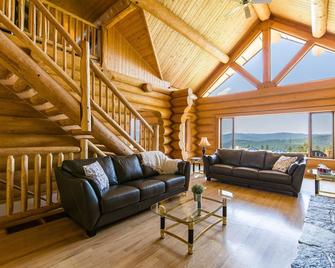 Fossen's Guest Lodge - 5000 Sq. Ft Custom Log Home - Rock Creek - Living room