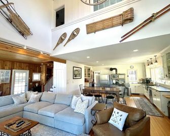 Eagle's View- modern farmhouse, central location, stunning Mt. Washington Views! - Intervale - Living room