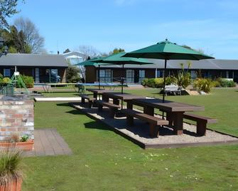 Cedarwood Lakeside Motel & Conference Venue - Rotorua - Patio