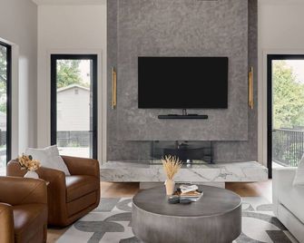 Treaty Oak Manor - Austin - Living room
