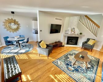 Country in the city Townhouse - Farmington Hills - Living room