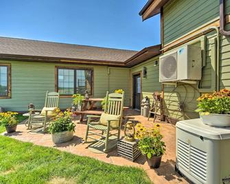 Duluth Studio with Fire Pit on Working Horse Farm! - Superior - Patio