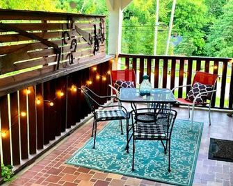 Old Woodland Acres Groups by Request -WV - Charleston - Balcony