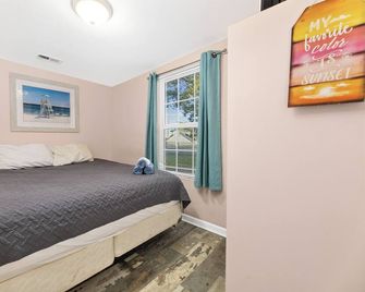 3 Bedroom W/ King Bed Private Hottub/Yard/Deck/Bbq - Myrtle Beach - Habitación