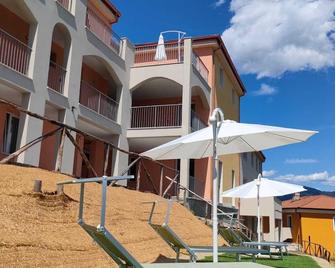 Apartments surrounded by greenery, valley view with livable outdoor areas - Beverino - Gebouw