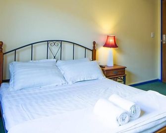 Wesley Taylor Art Studios Paint & Stay Plus Tour - Brisbane - Bedroom