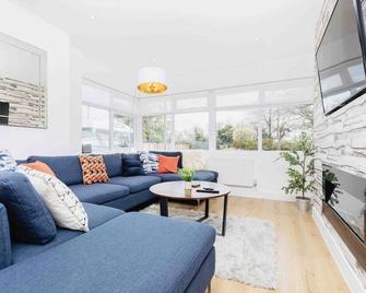 Luxury SeaWay sleeps 12, playroom/xbox - Barton on Sea - Living room