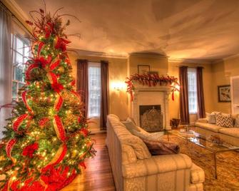 Gorgeous, Huge 5 Bedroms, 3.5 Bath, 4000 Sq Ft Sunlit Beauty, Downtown - Wilmington - Living room