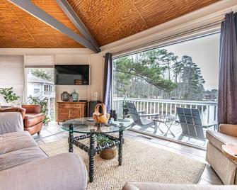 Pinehurst Lakefront Treehouse - Pinehurst - Вітальня