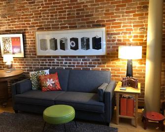 Apt. in Quiet Historic Neighborhood. 5 min. walk to shops, restaurants and bars - Denver - Living room