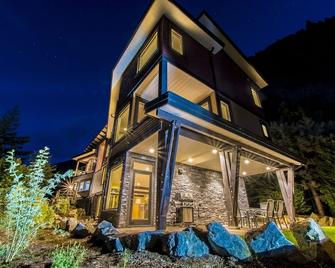 \'The Lodge on Harrison Lake\' Suite #2 - Harrison Hot Springs - Building