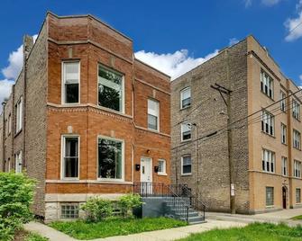 Recently Renovated 2 Bedroom Close to Palmer Square Park by AllSet Turnover - Chicago
