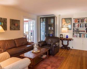 Snug Cottage - Provincetown - Living room