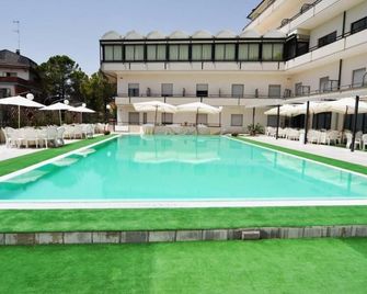 Hotel Du Parc - Atri - Piscina