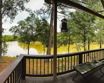 Riverfront house with a party barn & private boat ramp - Huntsville - Balkón