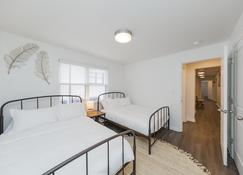 Close to Music Row Apartments - Nashville - Bedroom