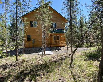 Spacious cabin with a hot tub and minutes from the river - Big Springs - Gebäude