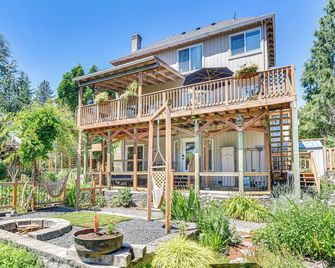 Backs to Wetlands: Tranquil Beaverton Retreat! - Beaverton - Building
